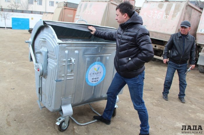 В Актау устанавливают контейнеры для сортировки мусора