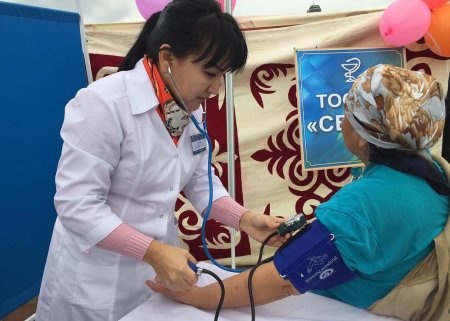 Более 250 жителей Актау приняли участие в утренней зарядке на набережной