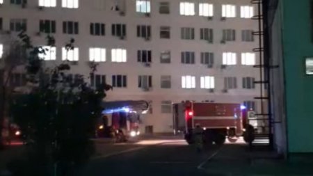 Пожарно-тактические ночные учения проходят в Мангистауской областной больнице