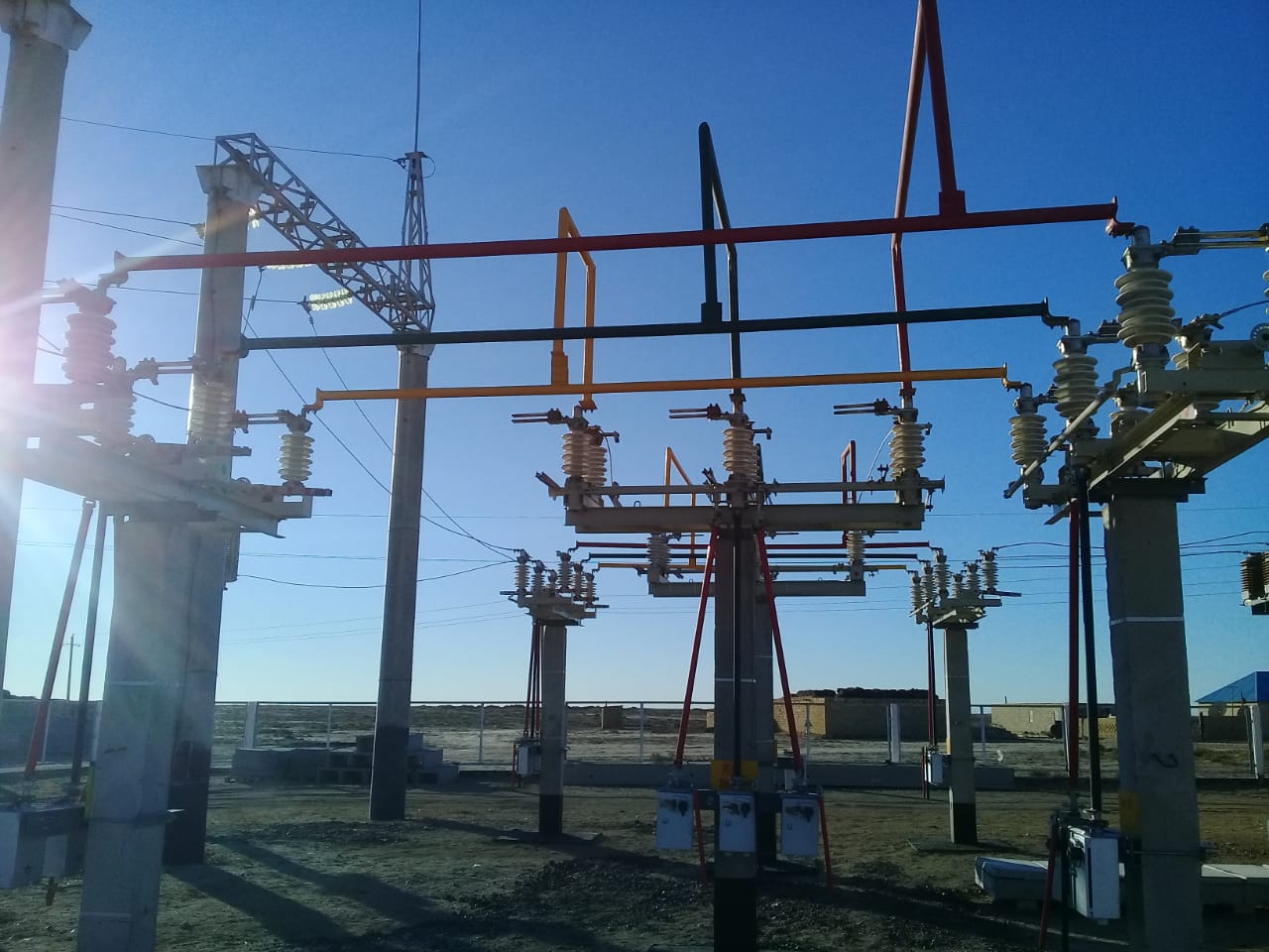 подстанция пктп 35/6. современная подстанция. линии электропередач в городе. пс 500 кв трубино. подстанция высокого напряжения 35кв.