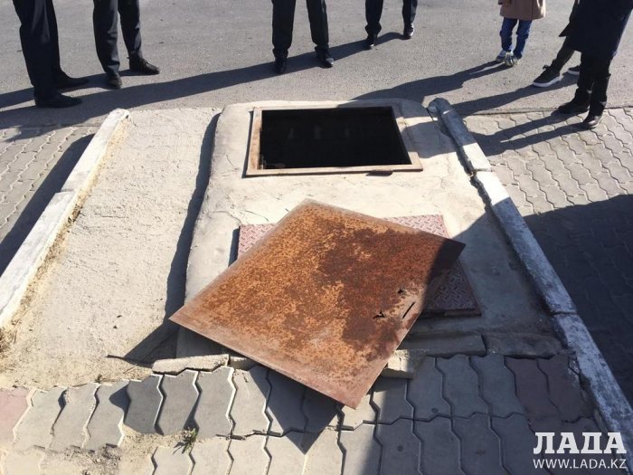 Ребенок едва не упал в четырехметровый люк на территории ТРК «Актау»