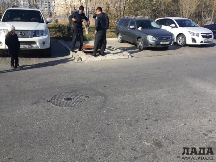 Ребенок едва не упал в четырехметровый люк на территории ТРК «Актау»