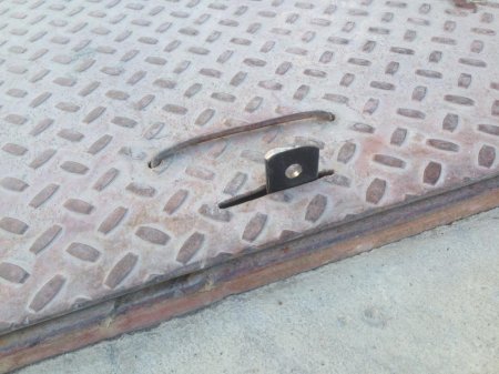 На парковке у ТРК «Актау» заварили открытый люк