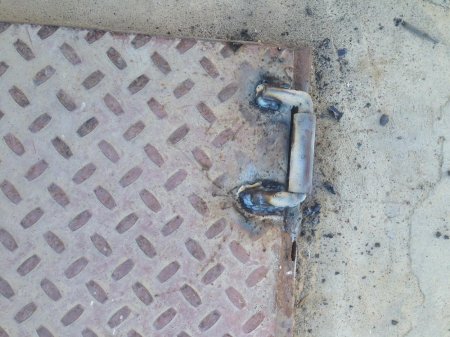 На парковке у ТРК «Актау» заварили открытый люк