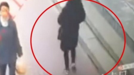Женщина провалилась под тротуар в Китае