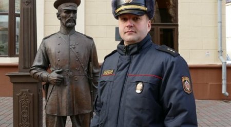 Милиционеры Беларуси заставили подростка извиниться перед статуей