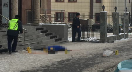Женщину убило сосулькой в центре Алматы