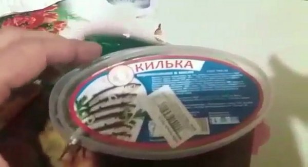 Житель Актау пожаловался на купленную в супермаркете тухлую кильку