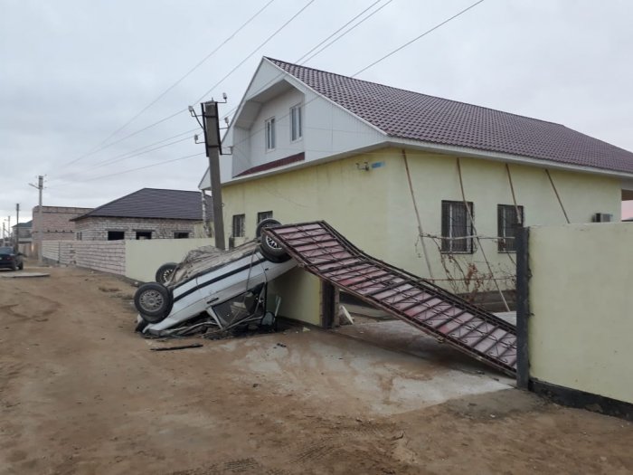 В Мангистау автомобиль врезался в ограждение жилого дома