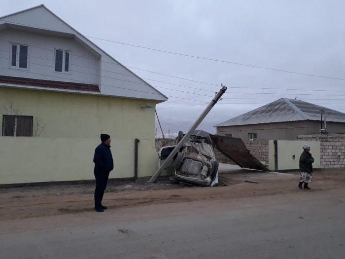 В Мангистау автомобиль врезался в ограждение жилого дома