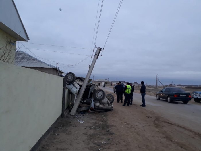 В Мангистау автомобиль врезался в ограждение жилого дома