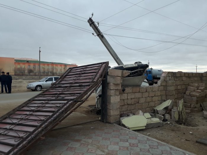 В Мангистау автомобиль врезался в ограждение жилого дома
