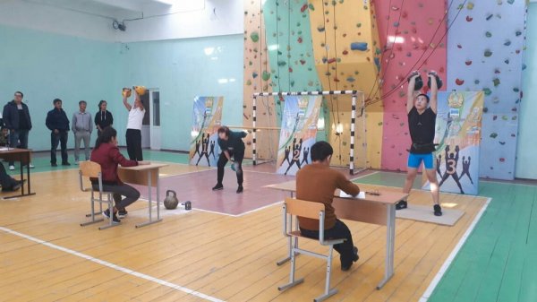 Лучшие армрестлеры и гиревики среди колледжей