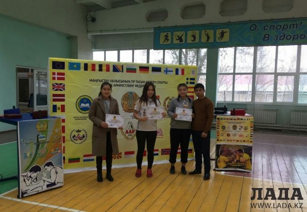 Лучшие армрестлеры и гиревики среди колледжей