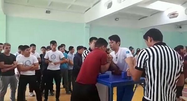 Лучшие армрестлеры и гиревики среди колледжей