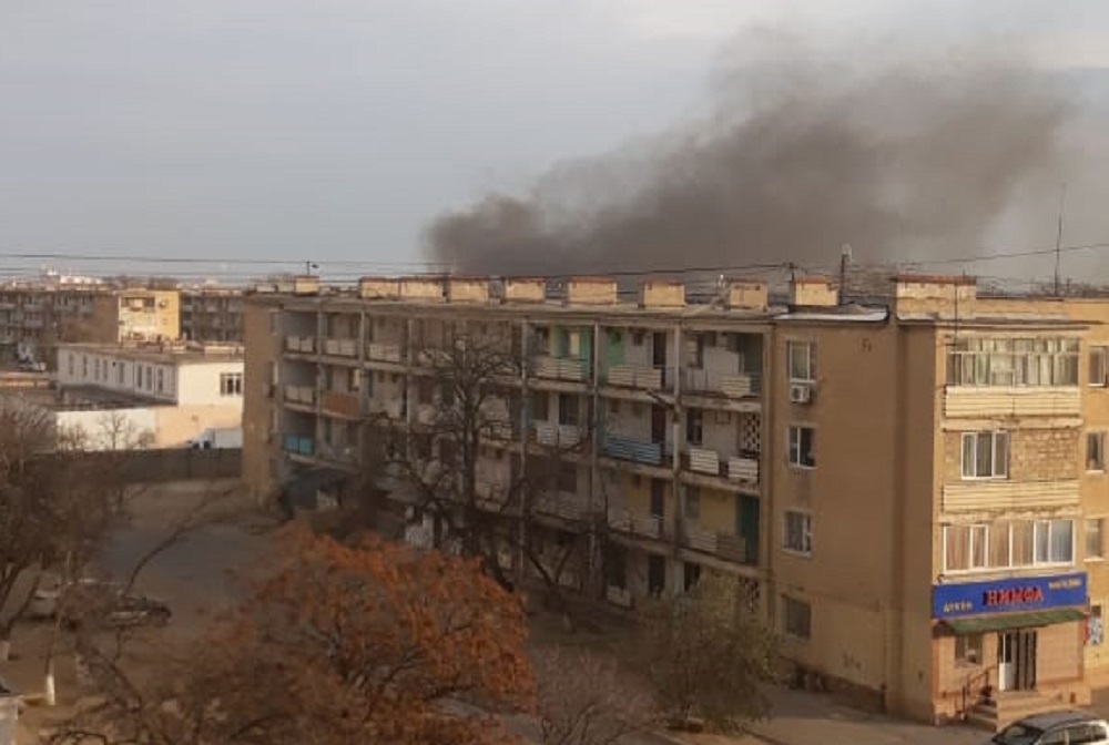 Три часа пожарные тушат горящий мусор в 1 микрорайоне Актау