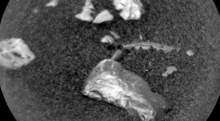 На Марсе нашли странный блестящий объект