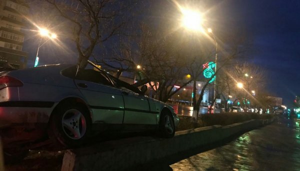 Saab вылетел с дороги и врезался в ограждение в центре Актау