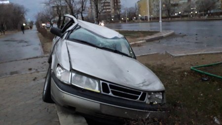 Saab вылетел с дороги и врезался в ограждение в центре Актау