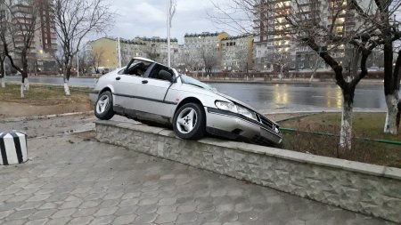 Saab вылетел с дороги и врезался в ограждение в центре Актау