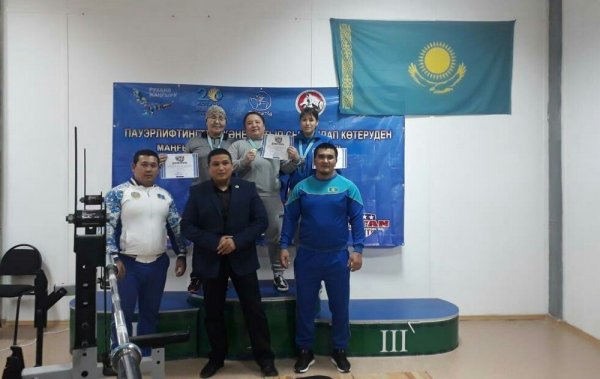 В праздничные дни в Актау прошел турнир по пауэрлифтингу