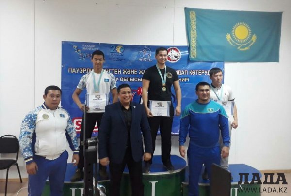 В праздничные дни в Актау прошел турнир по пауэрлифтингу