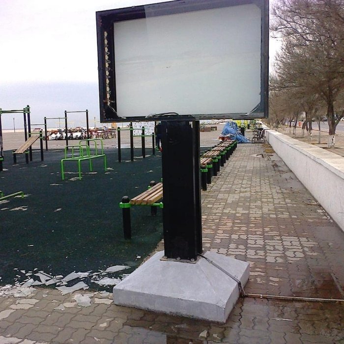 С начала года на набережной Актау вандалы разбили стекла 19 рекламных конструкций