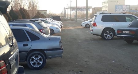 Препятствовавший въезду на парковку миграционного ЦОНа шлагбаум демонтировали в Актау