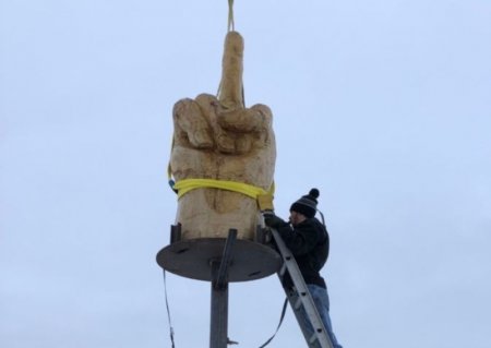 Американец потратил 4 тысячи долларов на огромную светящуюся статую, показывающую средний палец властям