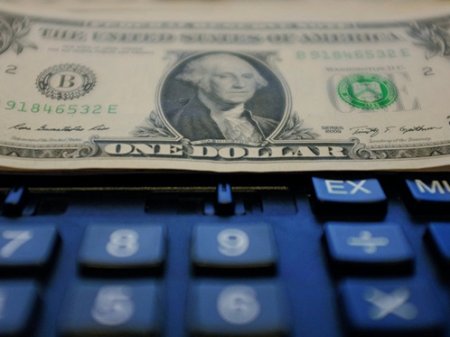 Средний курс доллара на KASE составил 371,43 тенге