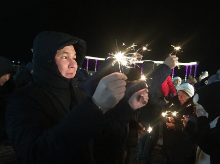 В Актау зажгли огни на главной ёлке города