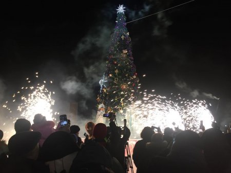 В Актау зажгли огни на главной ёлке города