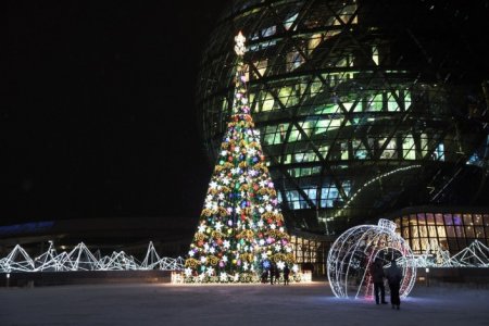 Какая краше? Самые яркие новогодние елки в городах Казахстана