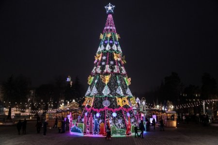 Какая краше? Самые яркие новогодние елки в городах Казахстана