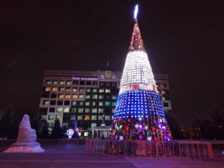 Какая краше? Самые яркие новогодние елки в городах Казахстана