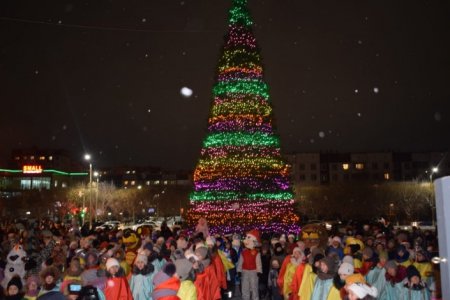 Какая краше? Самые яркие новогодние елки в городах Казахстана