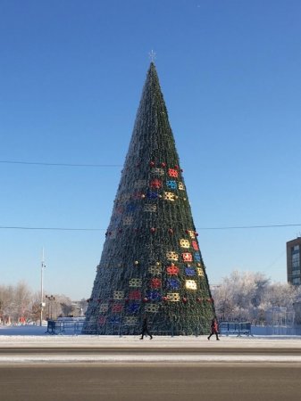 Какая краше? Самые яркие новогодние елки в городах Казахстана
