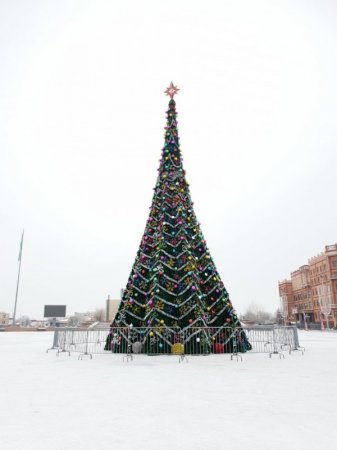 Какая краше? Самые яркие новогодние елки в городах Казахстана