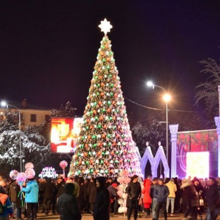 Какая краше? Самые яркие новогодние елки в городах Казахстана