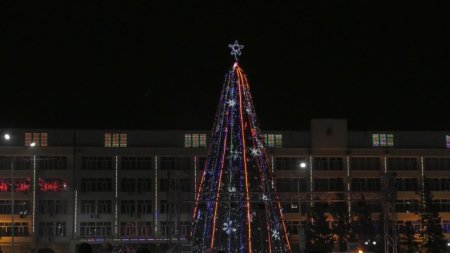 Какая краше? Самые яркие новогодние елки в городах Казахстана