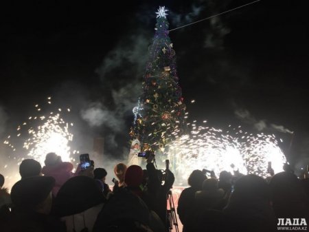 Какая краше? Самые яркие новогодние елки в городах Казахстана