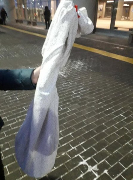 Бумеранг добра: казахстанцы ищут пожилую пару, забывшую в поезде домбру