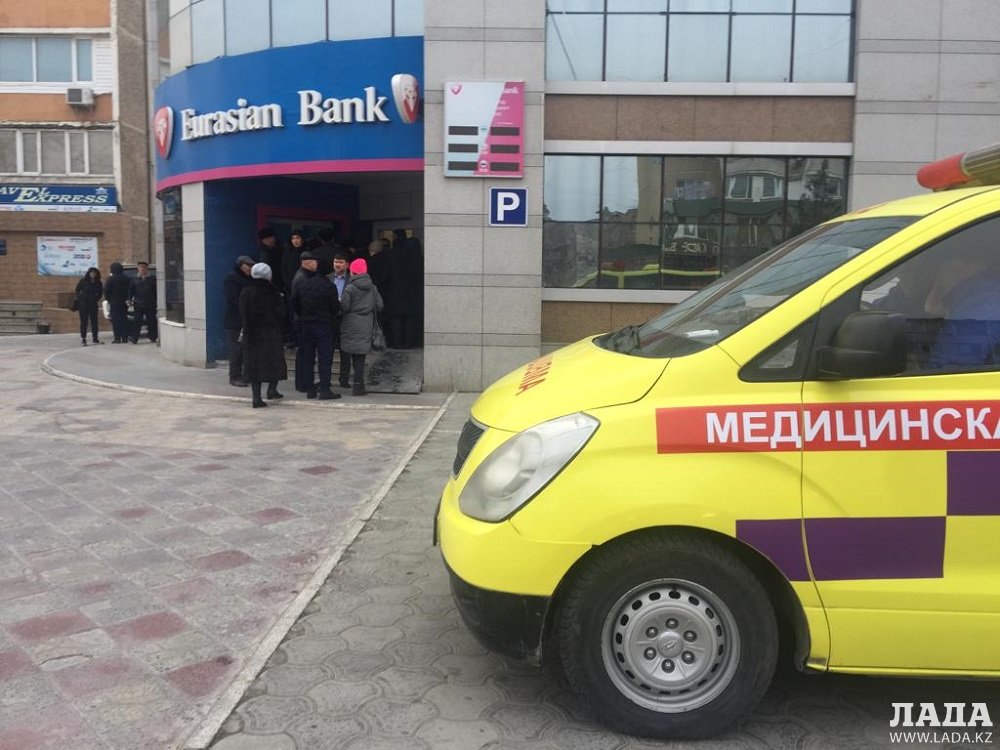 Полиция начала дежурить возле Евразийского банка в Актау