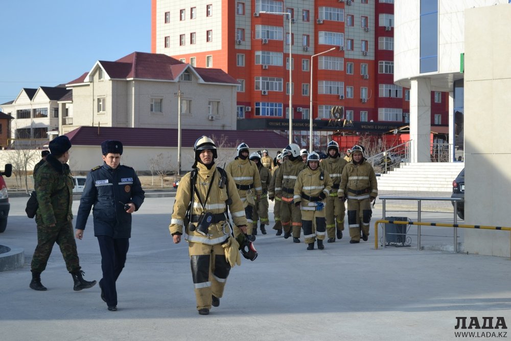 Спасти от отравления: Пожарные Актау проверили один из городских торговых центров на противопожарную готовность