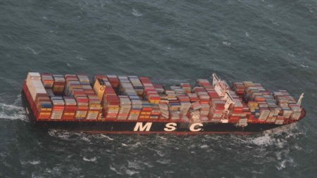 Сухогруз потерял контейнеры с ядовитыми химикатами в Северном море