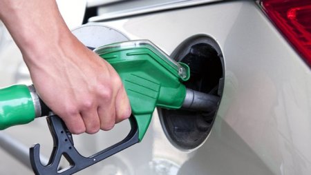 Бензин дешевеет, потому что он в избытке
