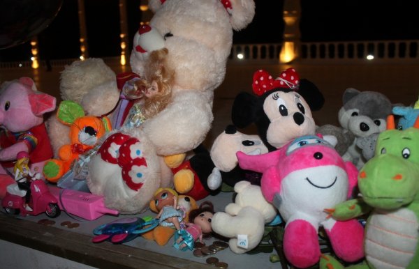 Актаусцы почтили память пяти погибших при пожаре сестер в Астане