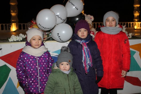 Актаусцы почтили память пяти погибших при пожаре сестер в Астане