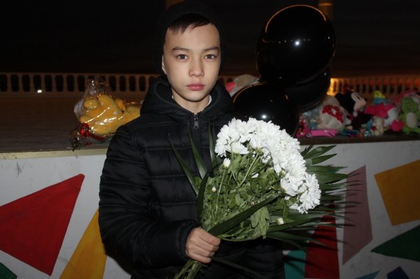 Актаусцы почтили память пяти погибших при пожаре сестер в Астане