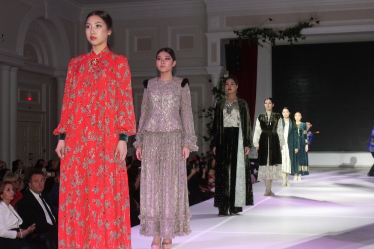 Королева моды Западного Казахстана представила новую коллекцию «Кыз-Жибек» 